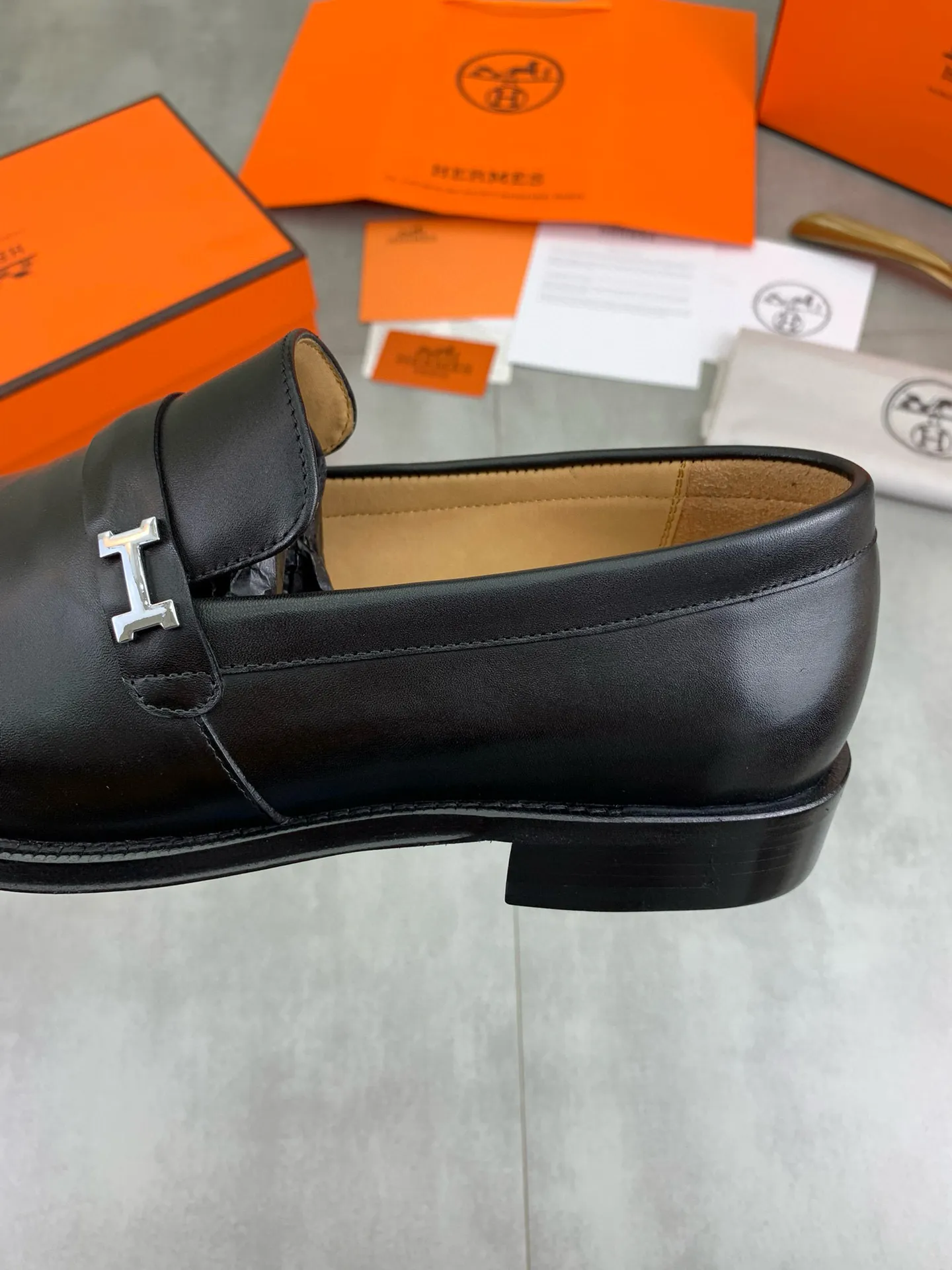Factory price P960 💰Top version 💎💎💎 Original leather outsole Brand: Hermès (Hermès) Standard code: Men's size 39-44 (38, 45 can be customized) Grade: Same as the official website Original quality materials: Original soft calfskin Water-dyed cowhide lining Original Italian leather outsole Style categories: Men's fashion Formal casual leather shoes Slip-on men's shoes series Young fashion European and American trends, British style, colors: multiple options, counter packaging